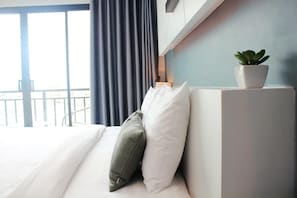In-room safe, desk, rollaway beds, free WiFi - The Artist House (Patong)