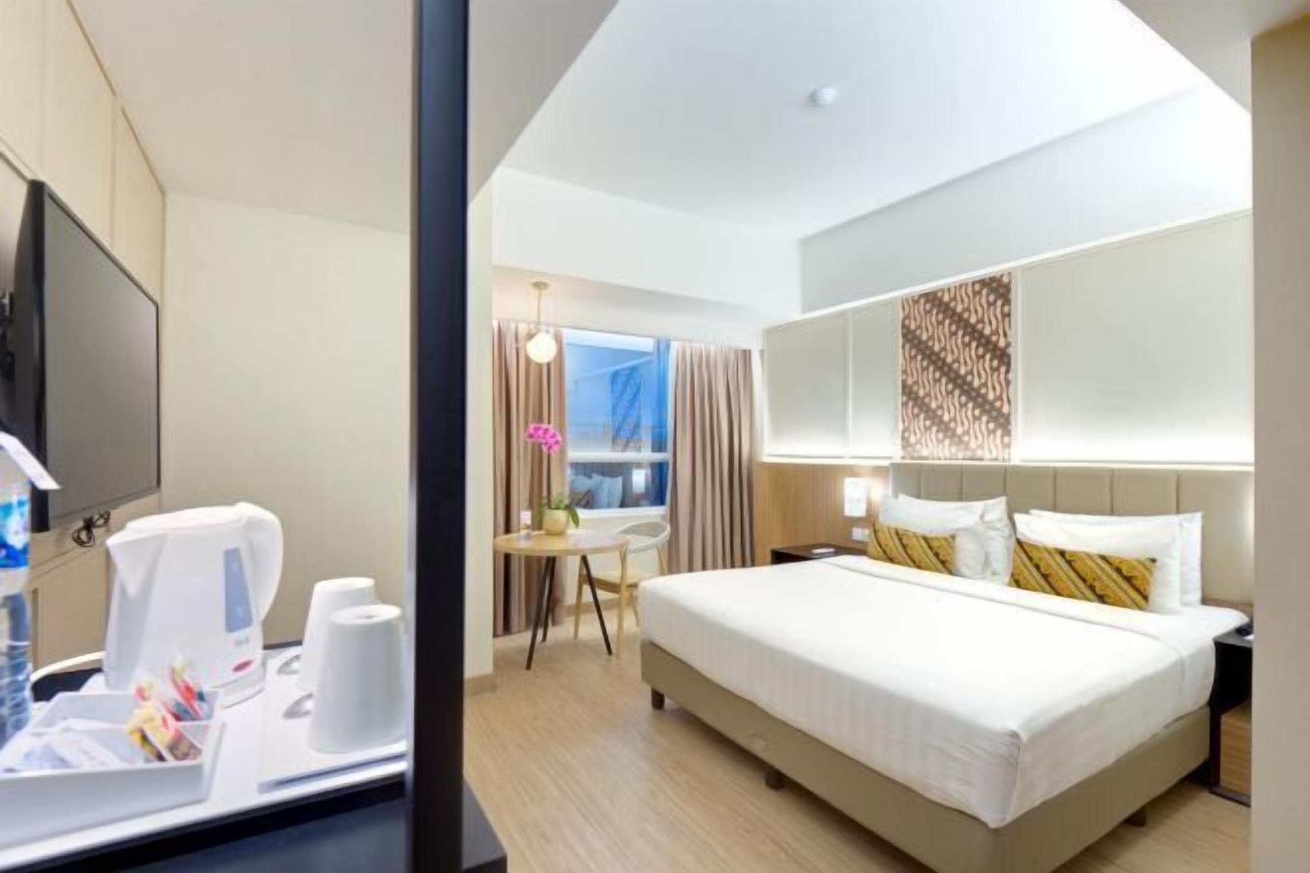 高档床上用品、迷你吧、客房内保险箱、办公桌