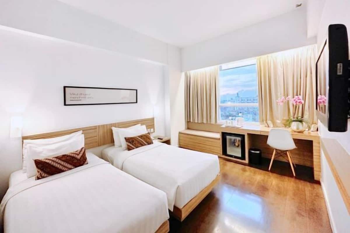 Premium bedding, minibar, in-room safe, desk