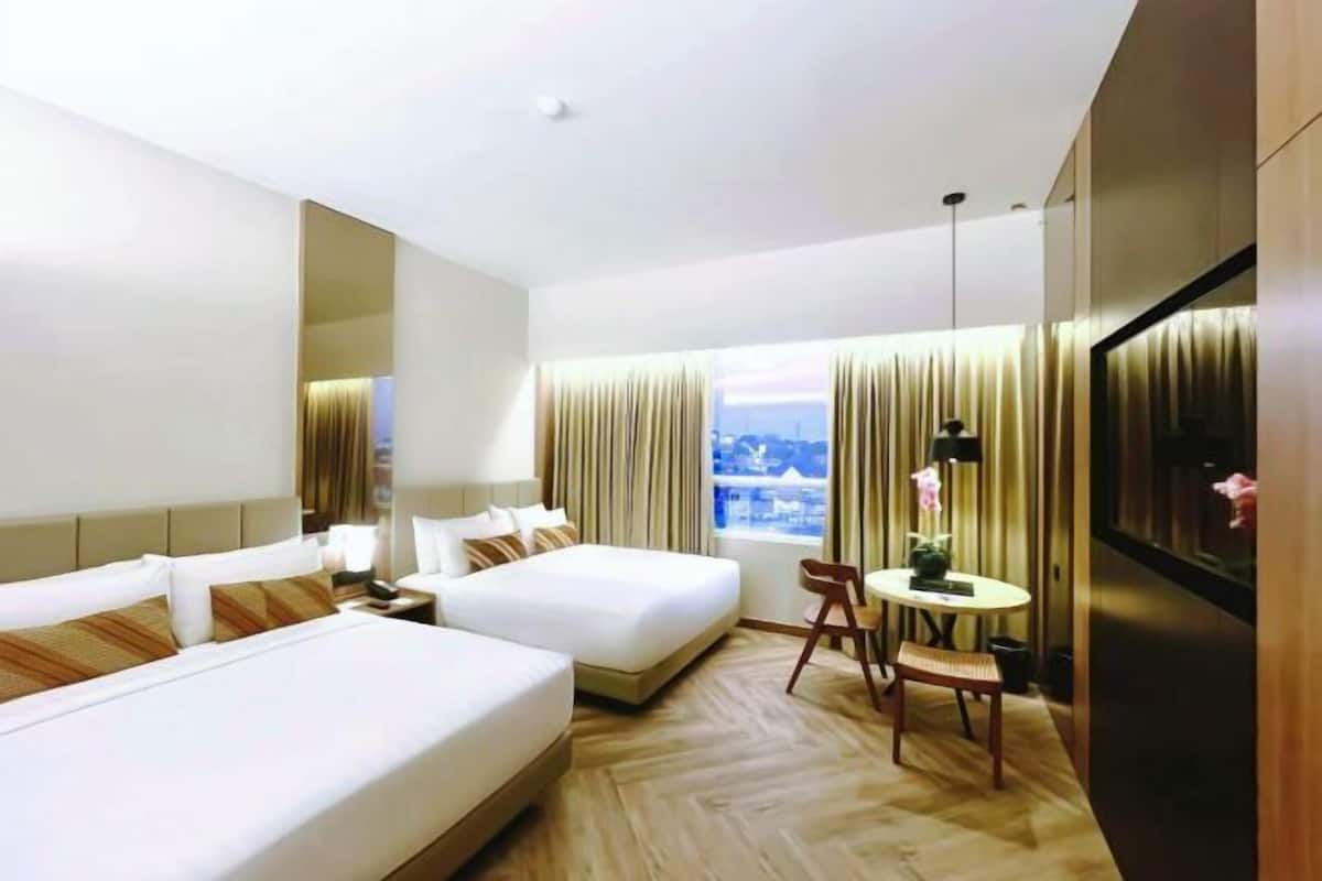 Premium bedding, minibar, in-room safe, desk