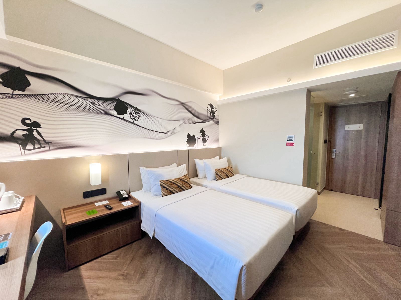 Deluxe-Zweibettzimmer, 2 Einzelbetten | Hochwertige Bettwaren, Minibar, Zimmersafe, Schreibtisch