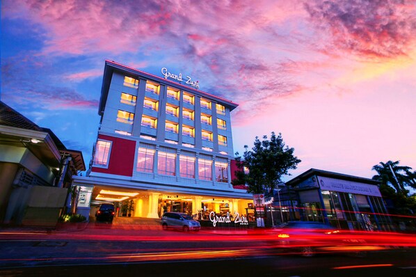 Vista frontal de la propiedad