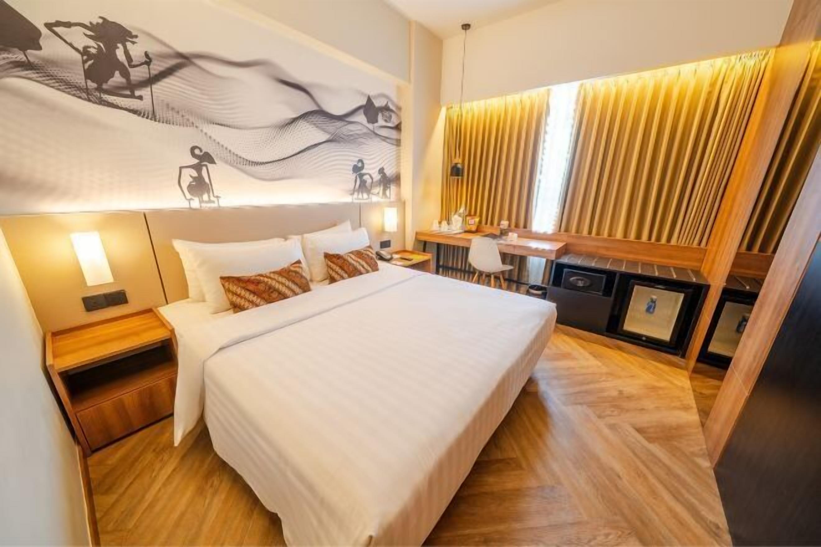 高档床上用品、迷你吧、客房内保险箱、办公桌