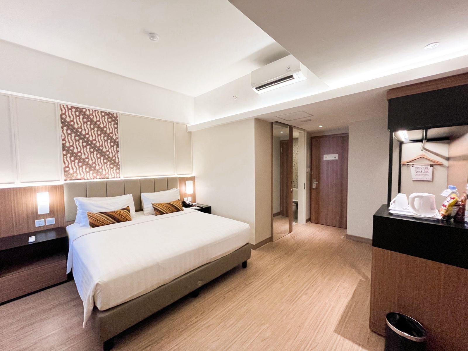 Zimmer, 1 Queen-Bett (Ambassador) | Hochwertige Bettwaren, Minibar, Zimmersafe, Schreibtisch