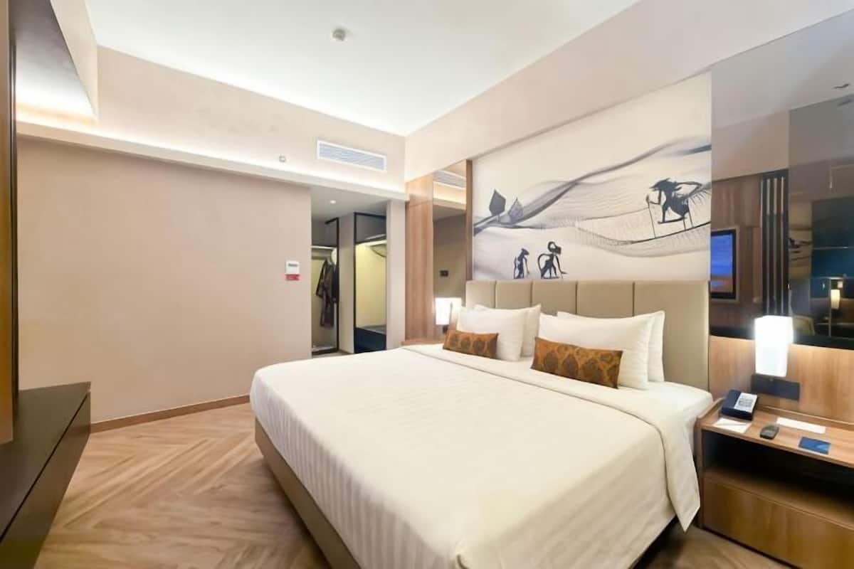 Premium bedding, minibar, in-room safe, desk