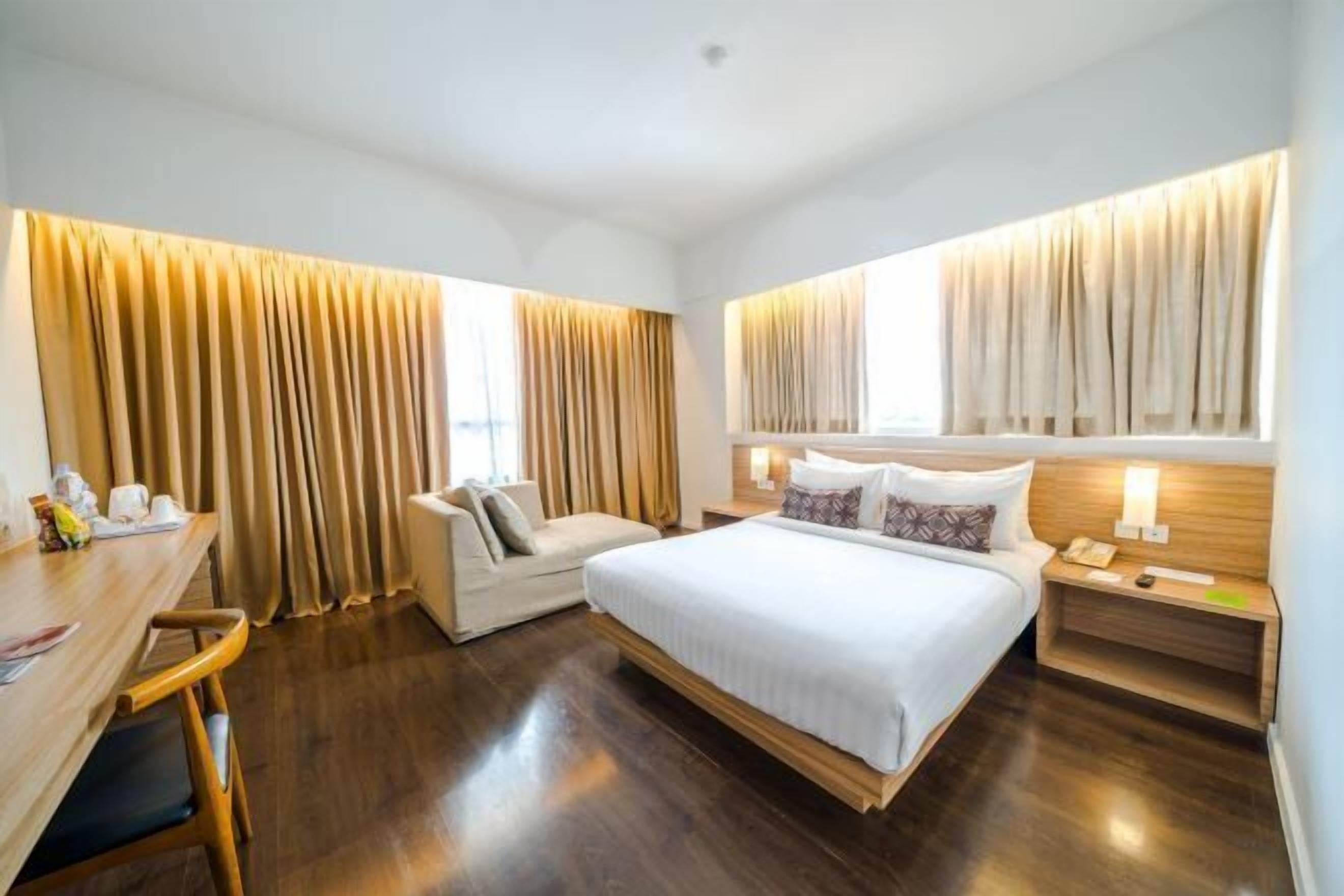 Sengetøy av topp kvalitet, minibar, safe på rommet og skrivebord