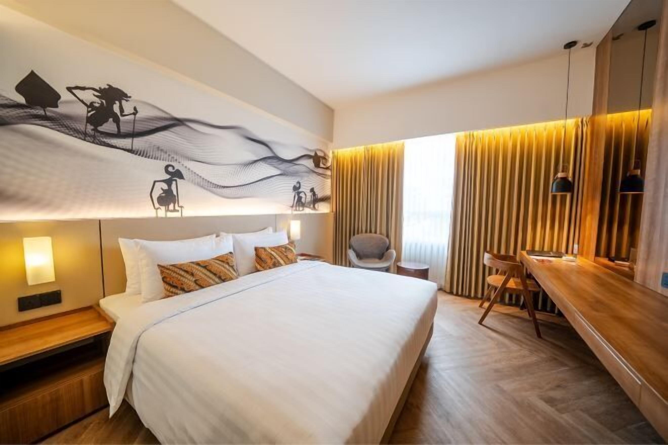 高档床上用品、迷你吧、客房内保险箱、办公桌