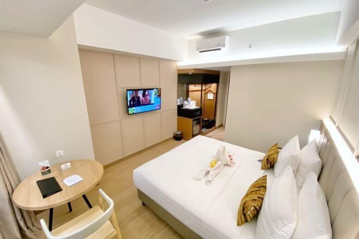 Roupas de cama premium, frigobar, cofres nos quartos, escrivaninha