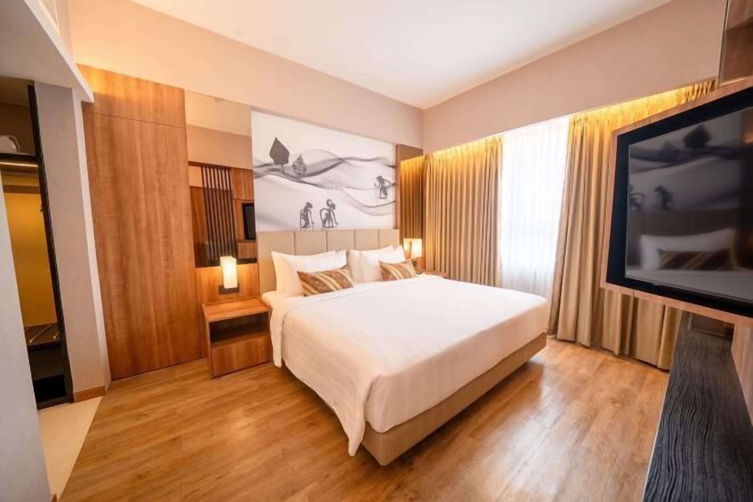 高档床上用品、迷你吧、客房内保险箱、办公桌