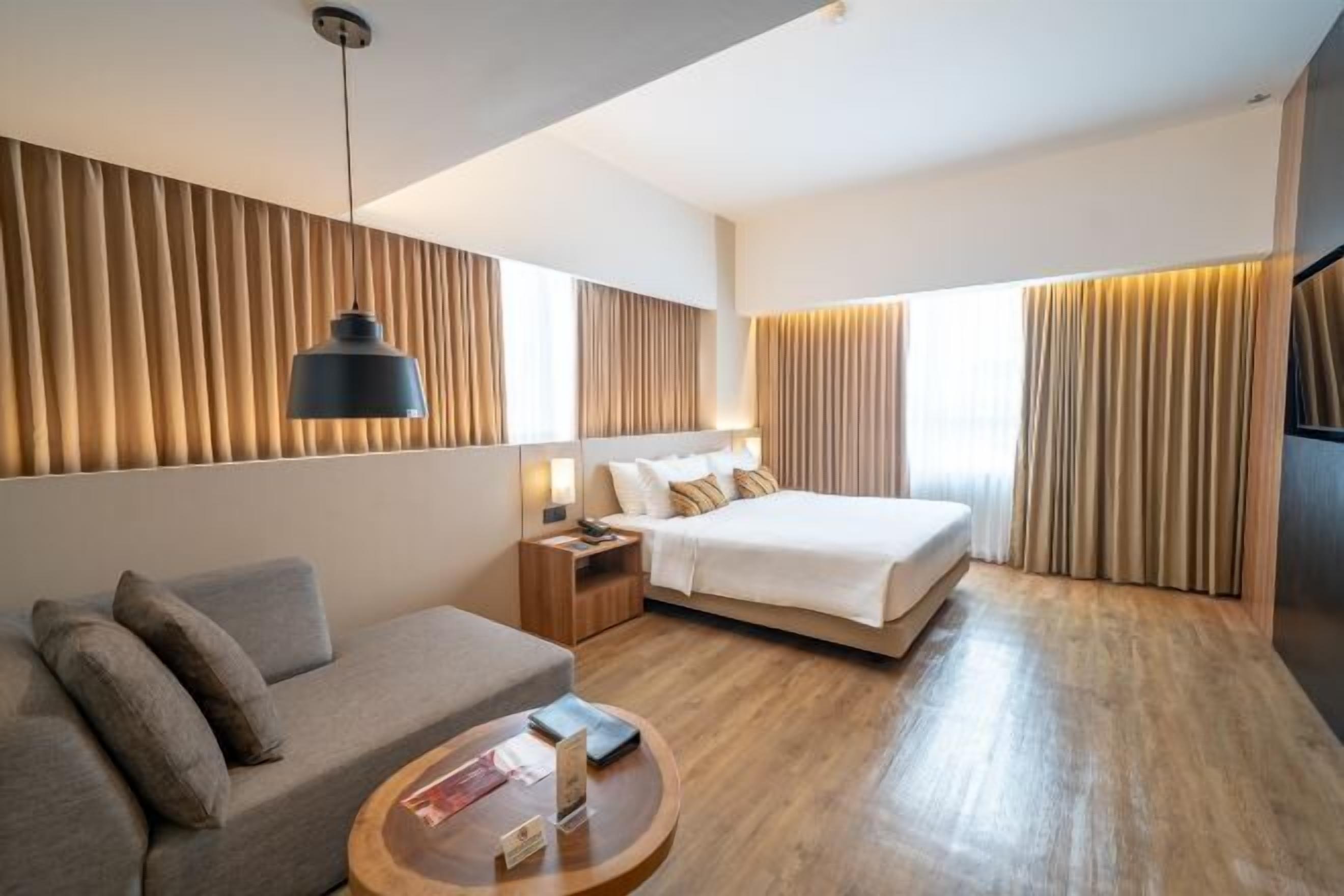 高档床上用品、迷你吧、客房内保险箱、办公桌