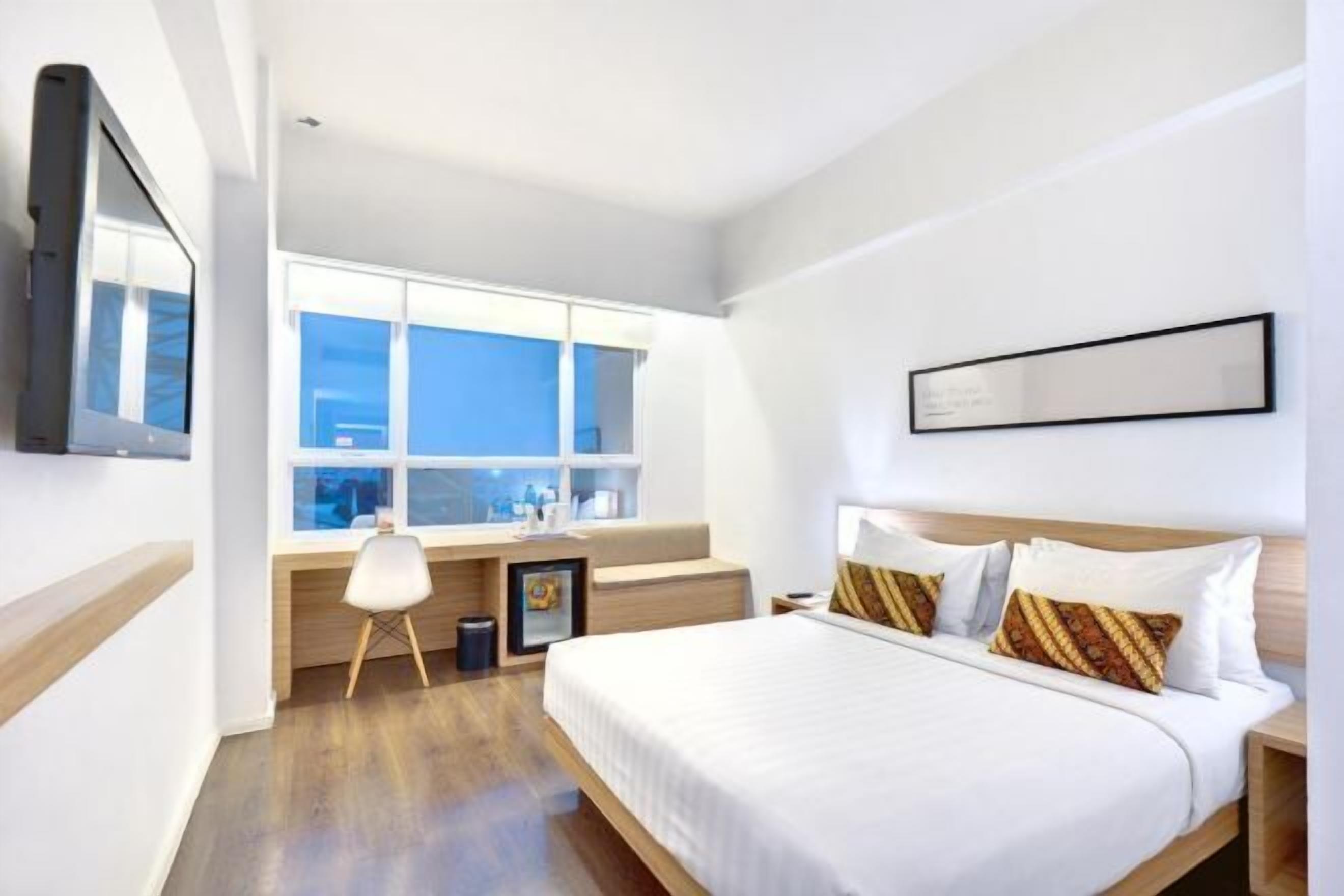 高档床上用品、迷你吧、客房内保险箱、办公桌