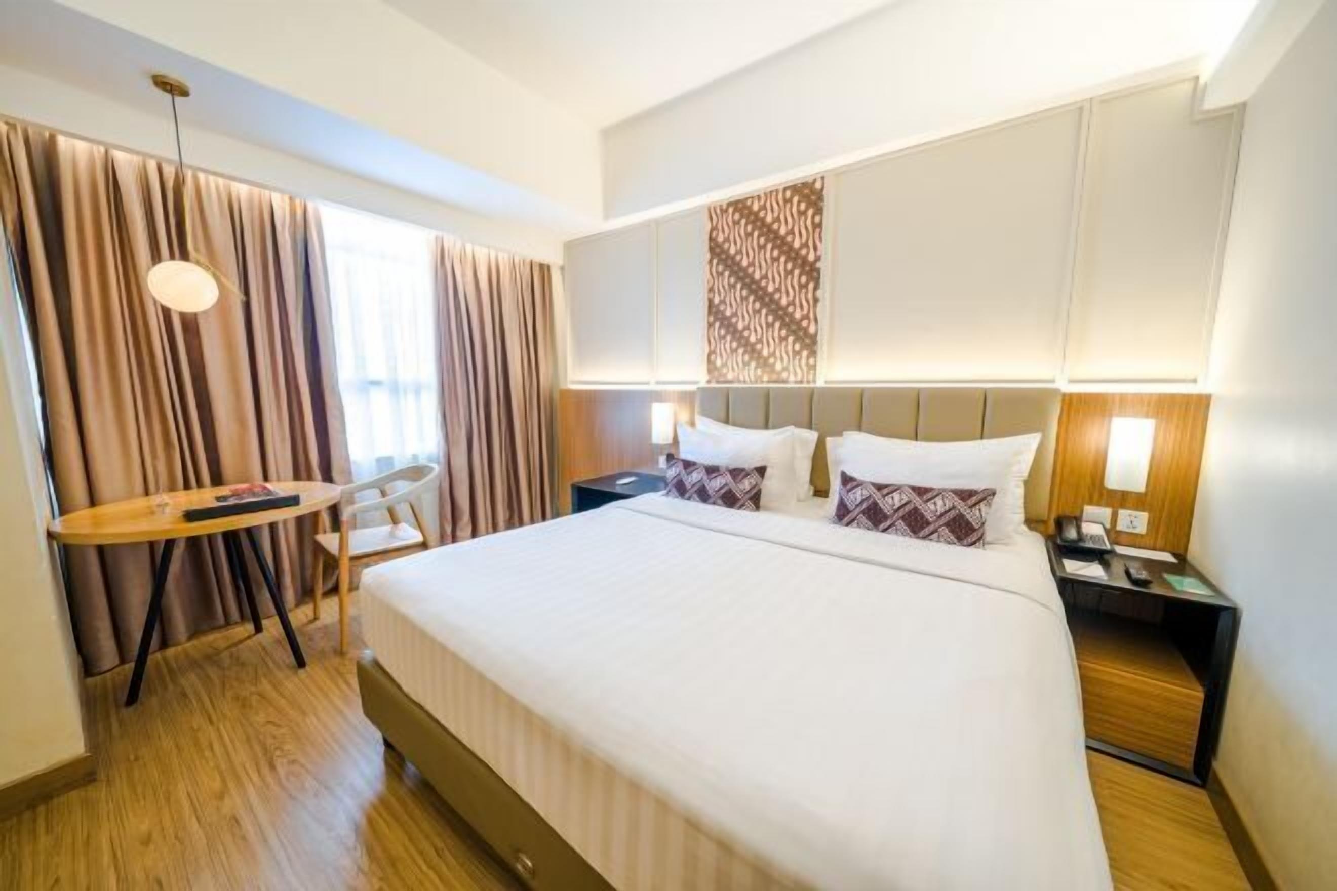 Sengetøy av topp kvalitet, minibar, safe på rommet og skrivebord