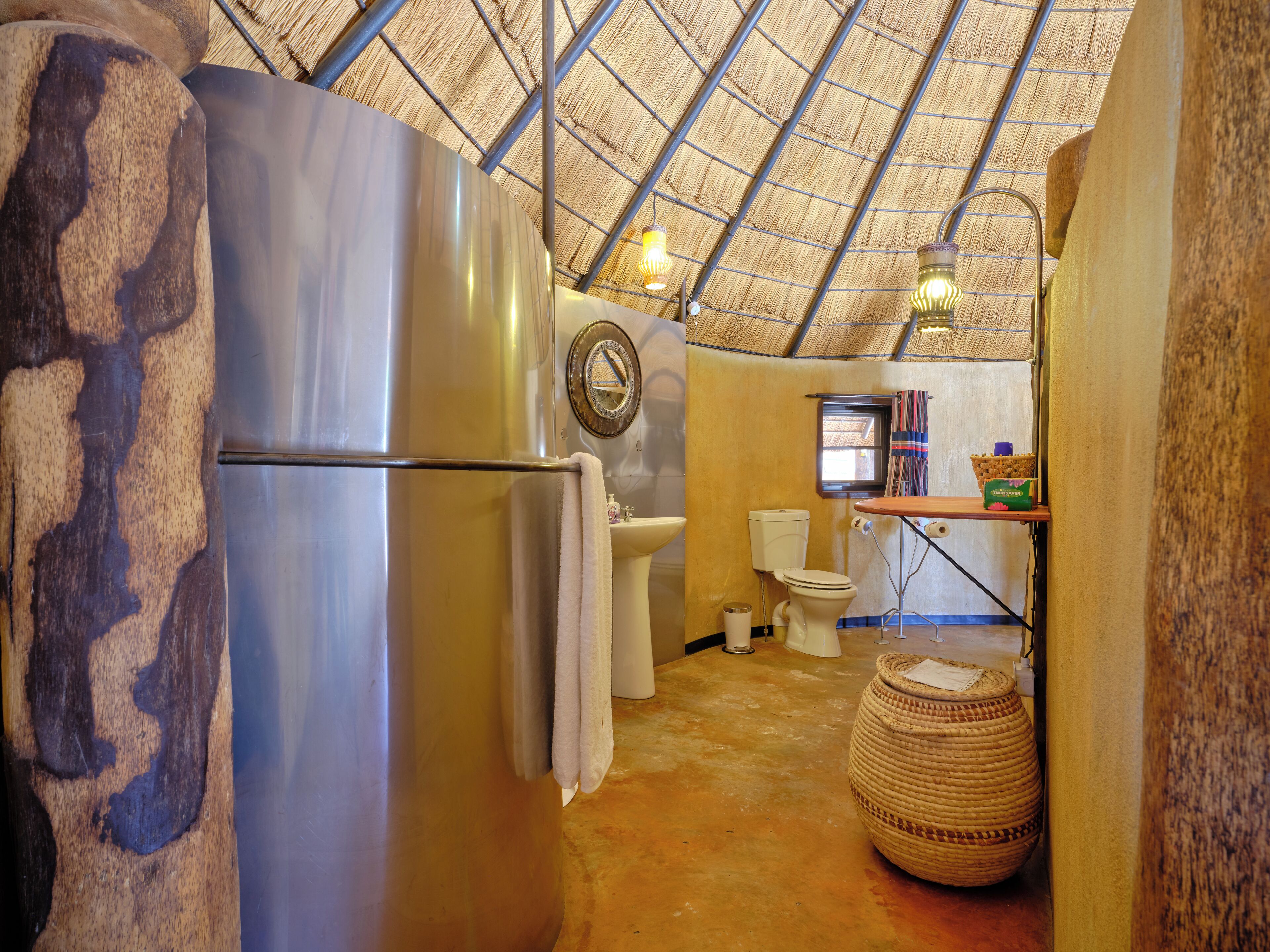 Luxe kamer (Rondawel) | Badkamer | Een douche, handdoeken