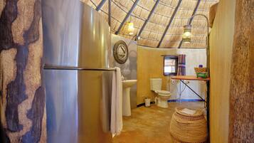 Luxe kamer (Rondawel) | Badkamer | Een douche, handdoeken