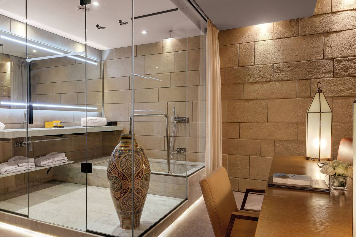 superior suite | bathroom | combined shower/bathtub, deep-soaking bathtub, rainfall showerhead