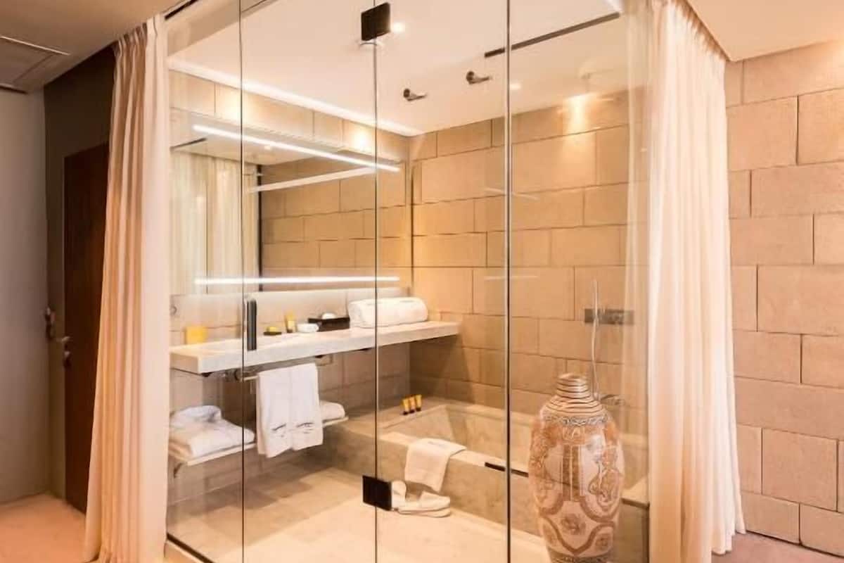Salas de tratamiento para parejas, una bañera de hidromasaje, baño turco
