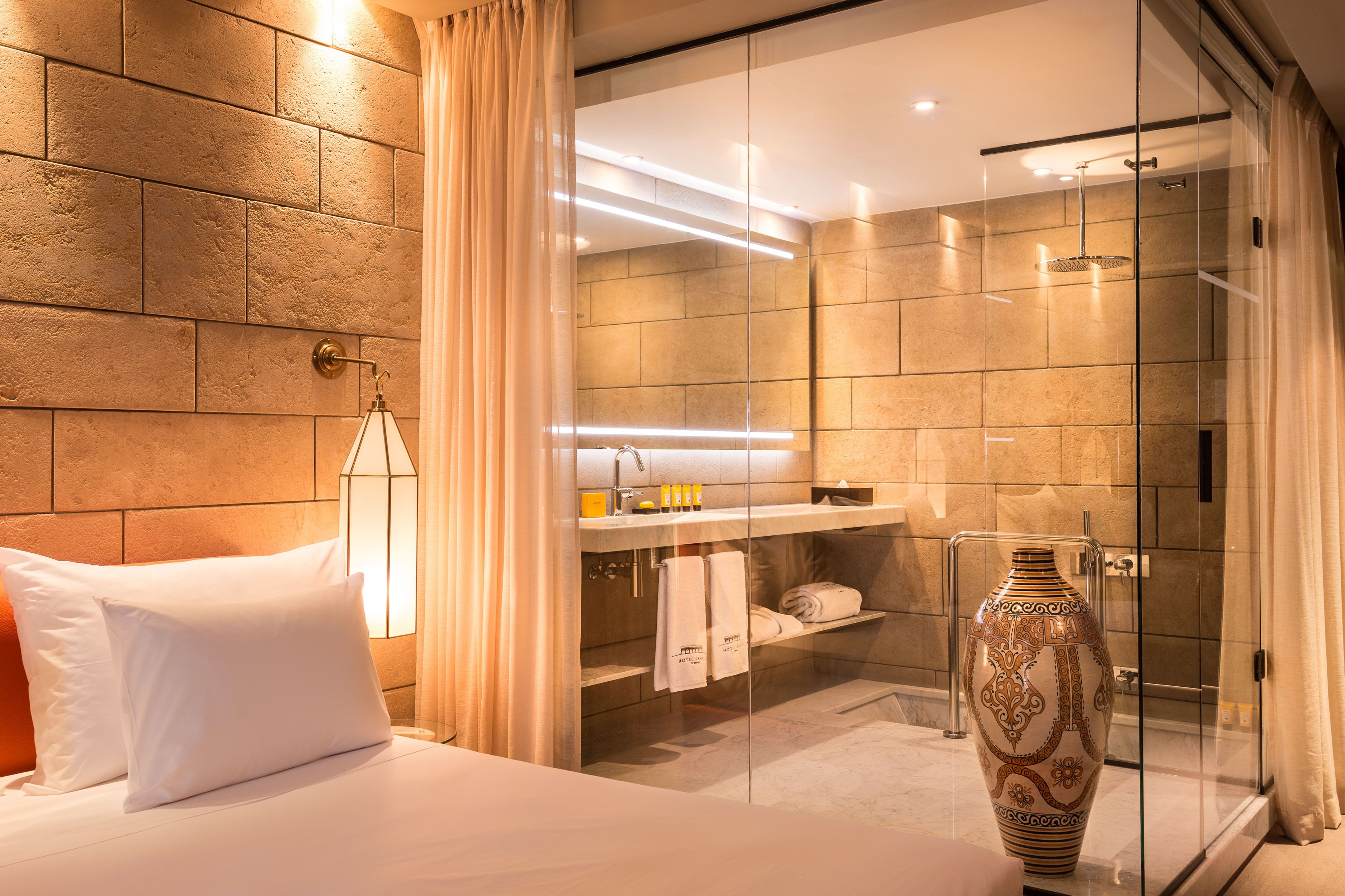 deluxe room | bathroom | combined shower/bathtub, deep-soaking bathtub, rainfall showerhead