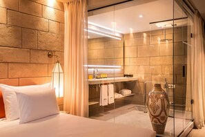 Deluxe Room | Bathroom | Combined shower/bathtub, deep-soaking bathtub, rainfall showerhead