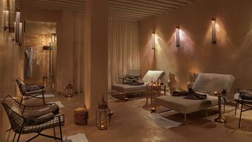 Un cuarto de spa con cama, zona de estar e iluminación decorativa.