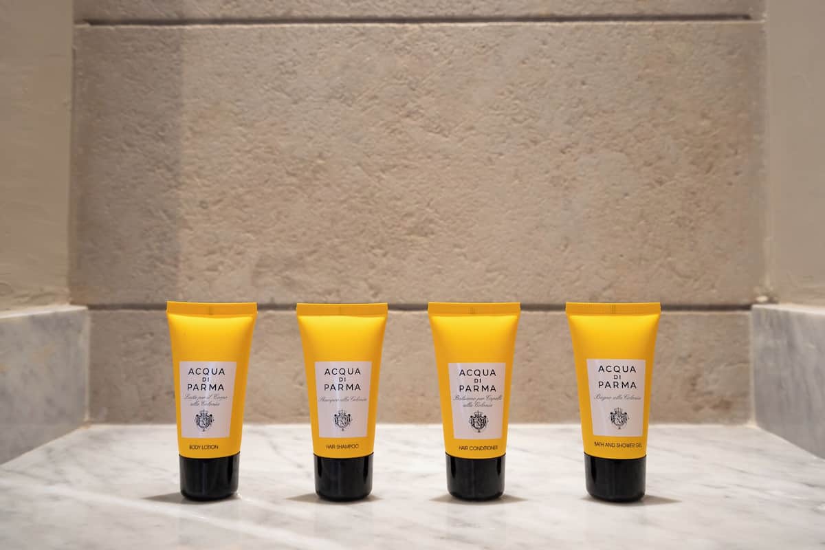 executive suite, 1 king bed, non smoking, pool view | bathroom | combined shower/bathtub, deep-soaking bathtub, rainfall showerhead