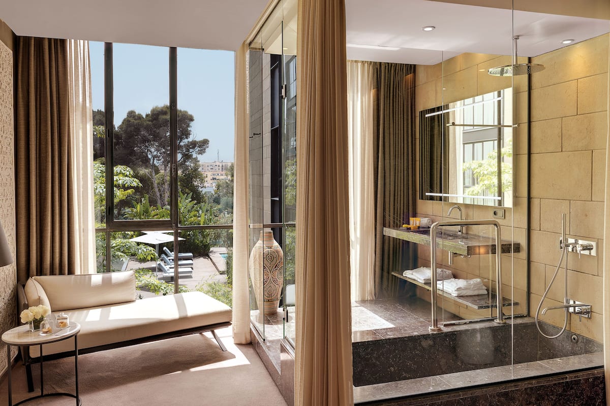 deluxe room, garden view | bathroom | combined shower/bathtub, deep-soaking bathtub, rainfall showerhead