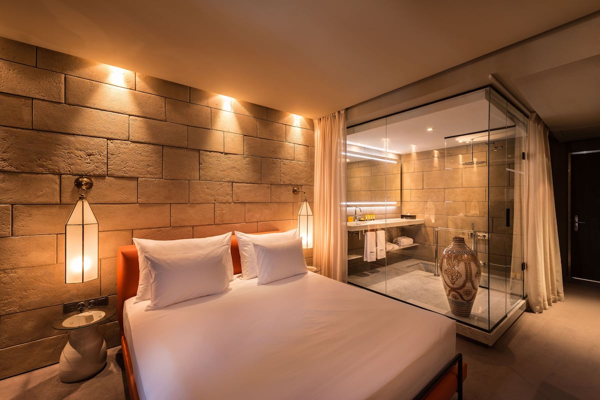 deluxe room | 1 bedroom, egyptian cotton sheets, hypo-allergenic bedding, down duvets