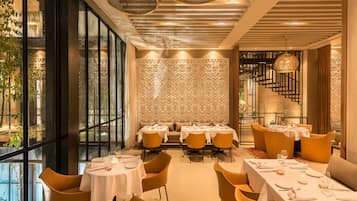 3 restaurantes, com serviço de almoço e jantar; culinária francesa