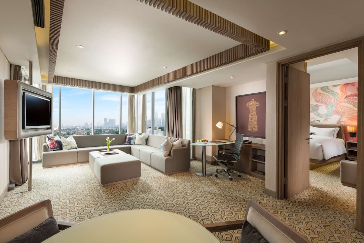 Superior Suite | Living area | 55-inch flat-screen TV with digital channels, TV, Netflix
