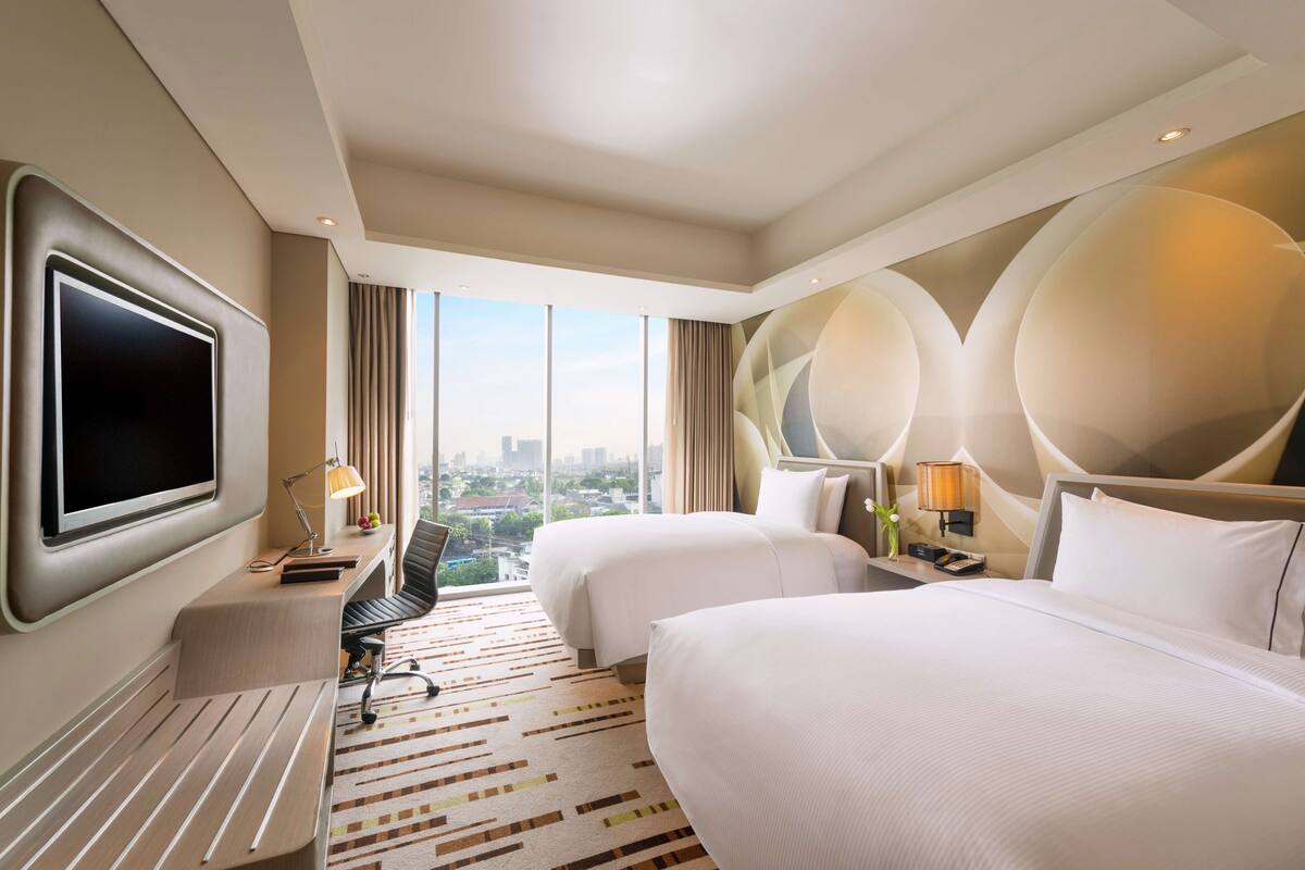 Seprai premium, minibar, brankas, dan meja kerja