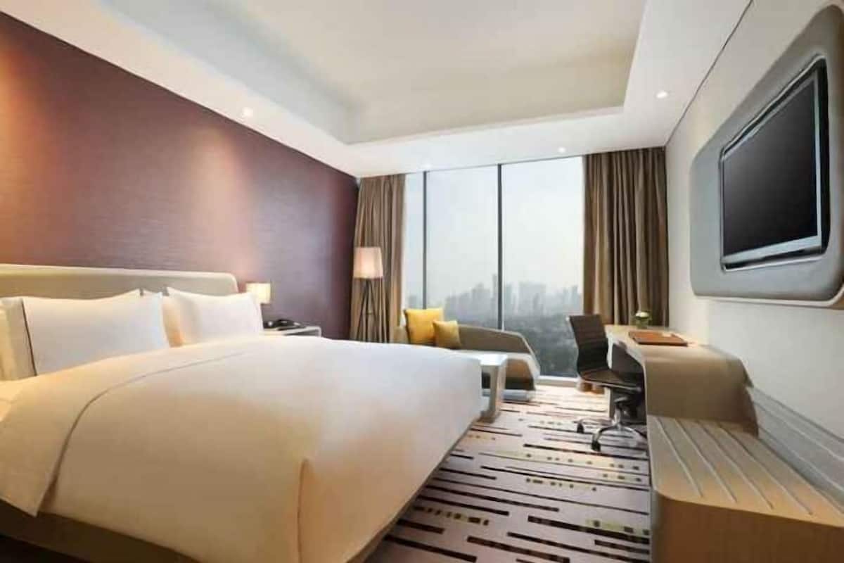 Premium bedding, minibar, in-room safe, desk