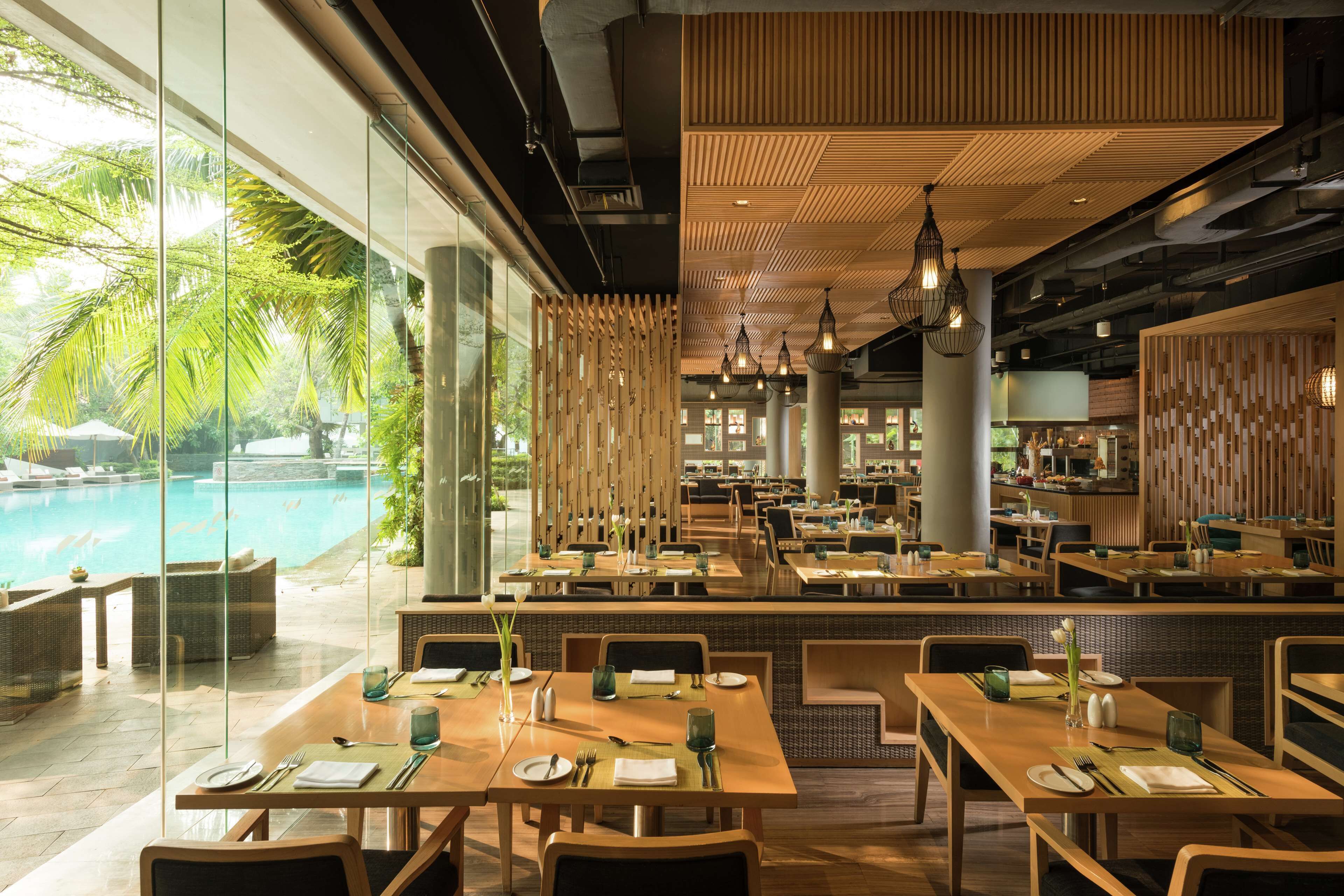 2 restaurants; breakfast, lunch, dinner, and brunch served