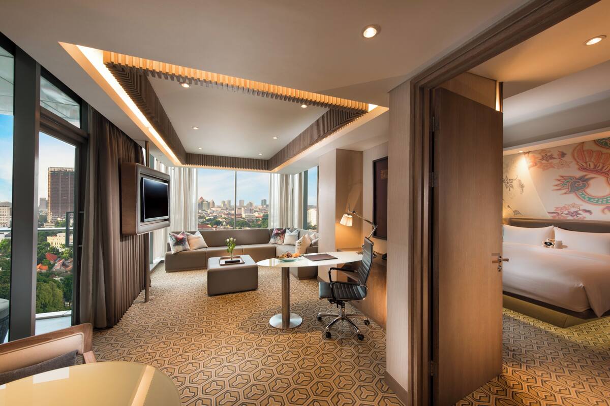 Suite Deluks, 1 Tempat Tidur King | Ruang keluarga | Televisi layar datar 55-inci dengan saluran TV digital, TV, dan Netflix