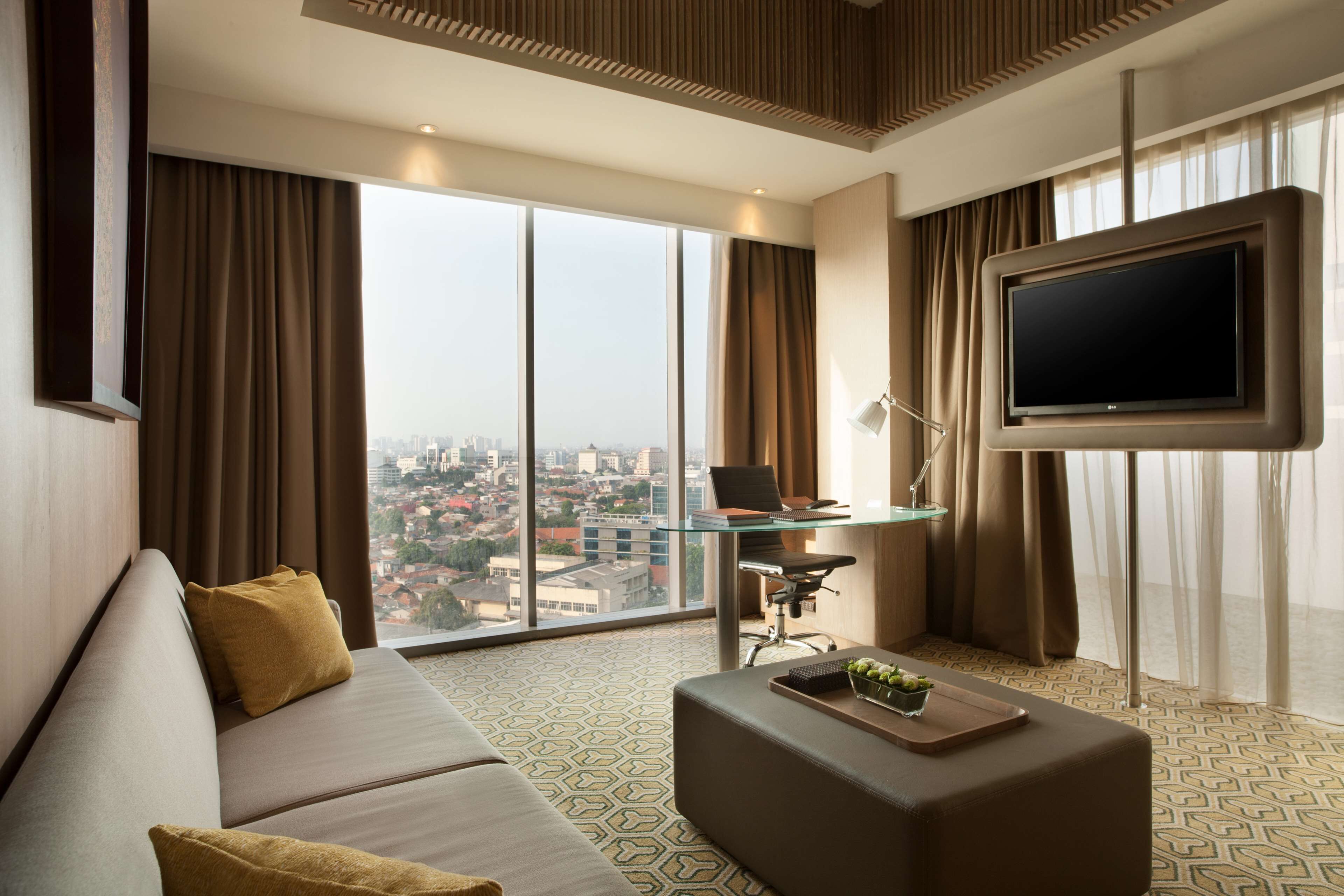 king, suite, 1 bedroom | living area | 55-inch flat-screen tv with digital channels, tv, netflix