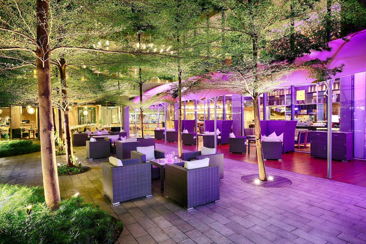 2 bars/lounges, cocktail bar