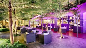 2 bars/lounges, cocktail bar