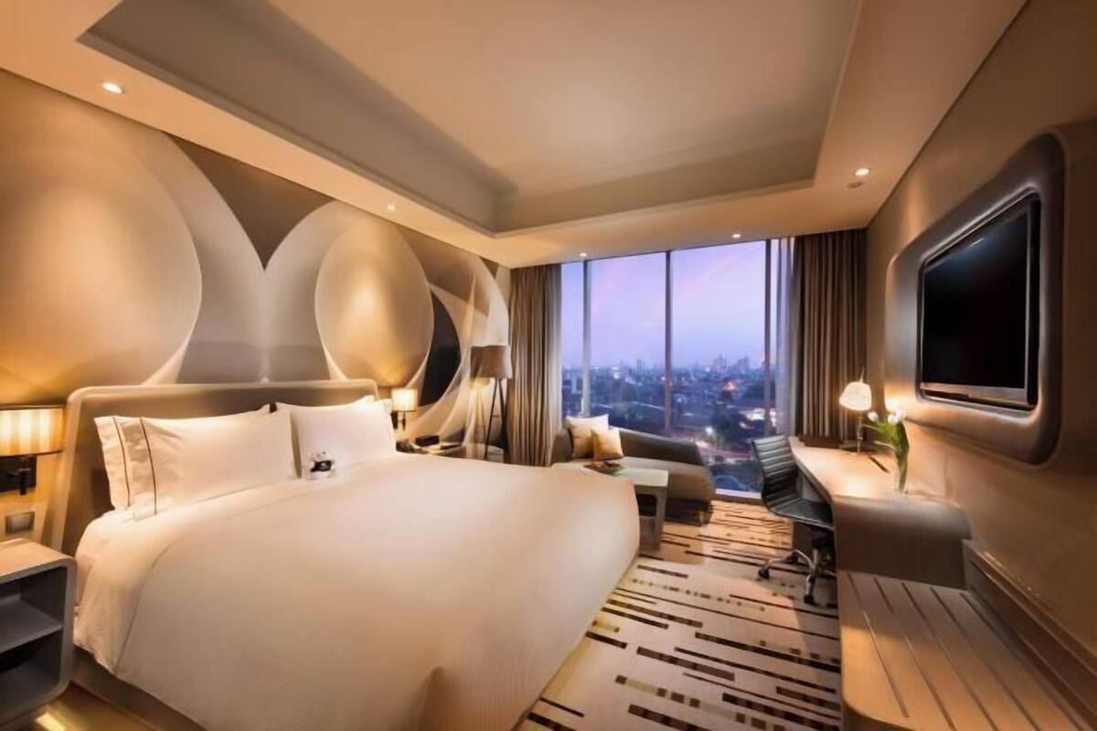 Seprai premium, minibar, brankas, dan meja kerja