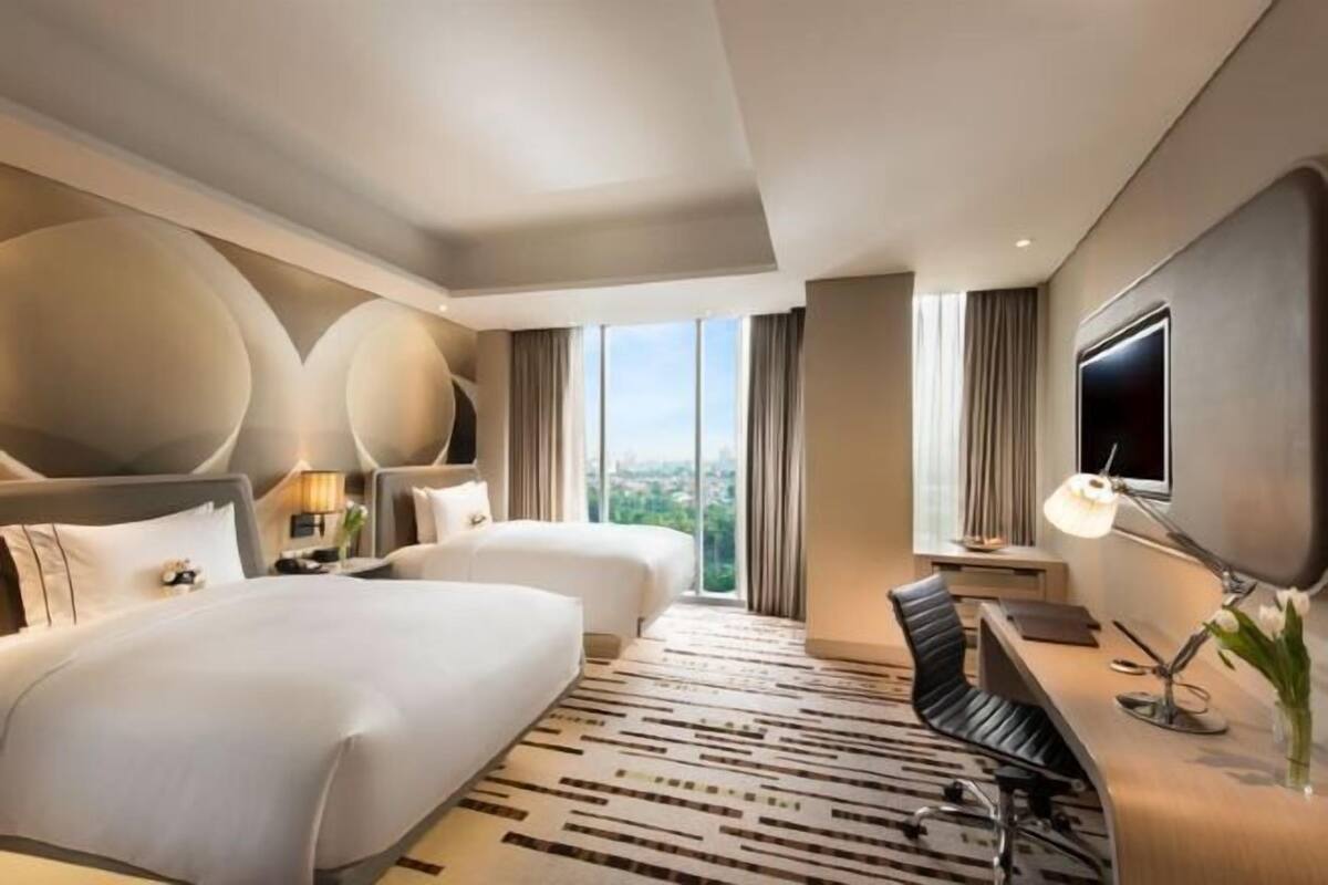 Premium bedding, minibar, in-room safe, desk