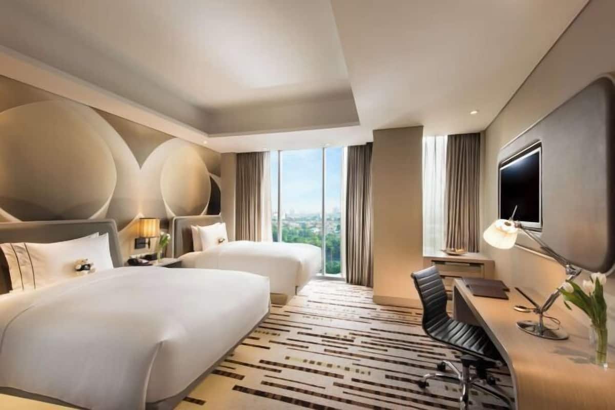 Premium bedding, minibar, in-room safe, desk