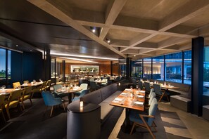 2 restaurants; breakfast, lunch, dinner, and brunch served
