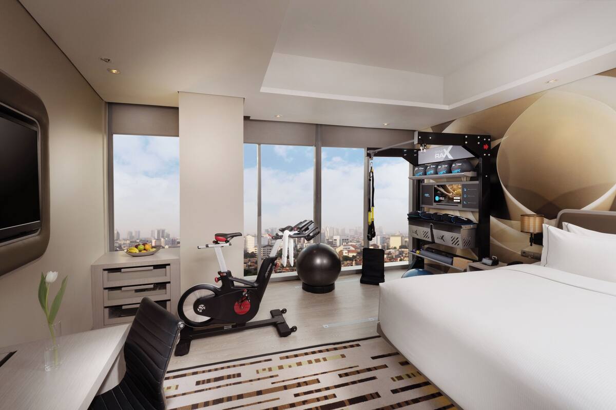 Kamar, 1 Tempat Tidur King (Fitness) | Seprai premium, minibar, brankas, dan meja kerja