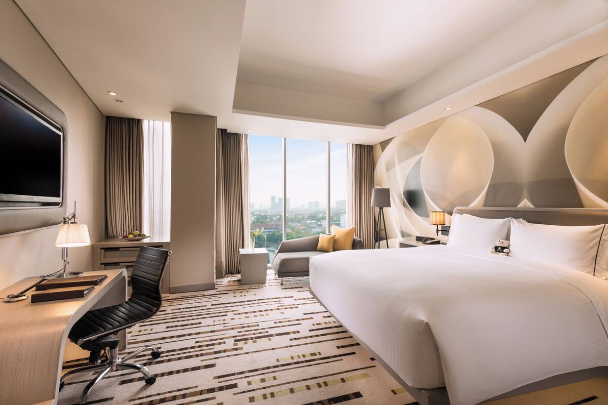 Seprai premium, minibar, brankas, dan meja kerja