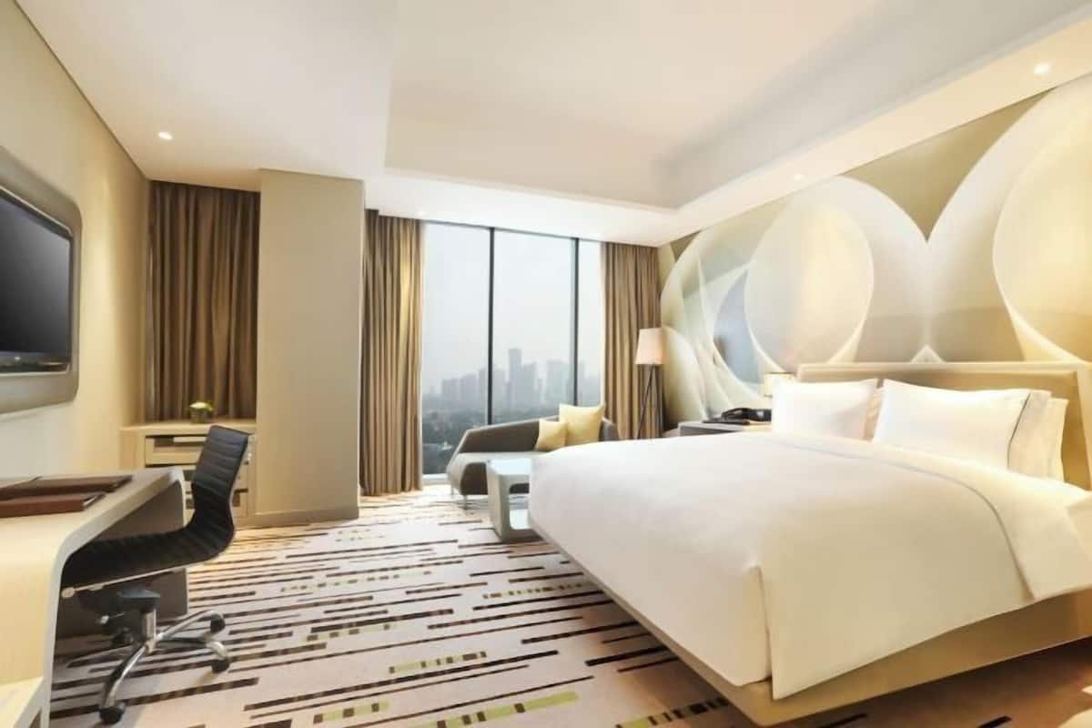 Premium bedding, minibar, in-room safe, desk