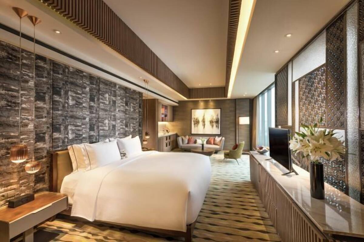 Seprai premium, minibar, brankas, dan meja kerja
