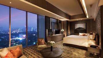Suite (Penthouse) | Premium bedding, minibar, in-room safe, desk