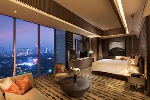 Suite (Penthouse) | Premium bedding, minibar, in-room safe, desk - DoubleTree by Hilton Jakarta - Diponegoro (Jakarta)