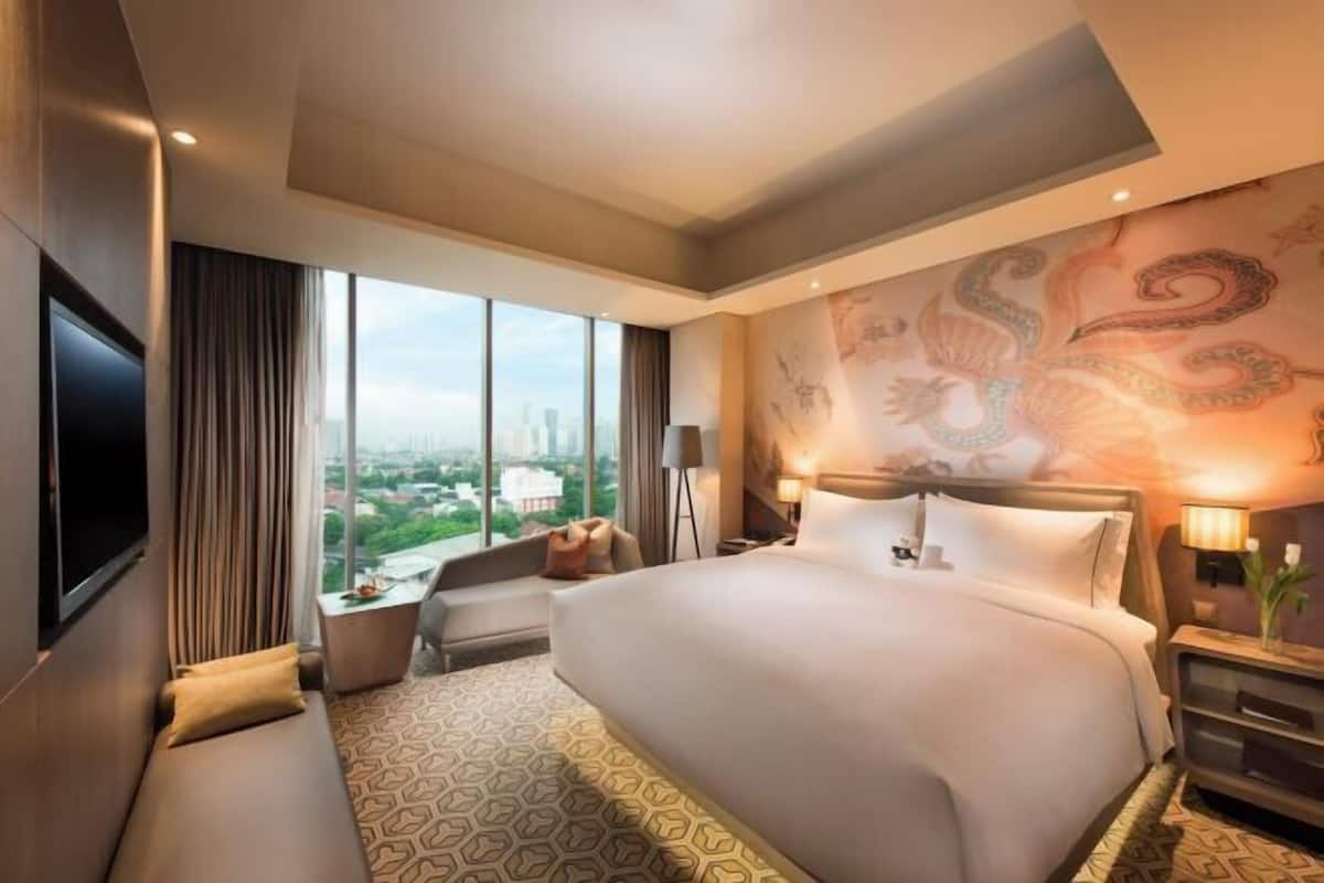 Premium bedding, minibar, in-room safe, desk