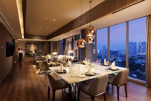 Suite (Penthouse) | Area soggiorno | TV a schermo piatto 55 pollici con canali digitali, TV, Netflix