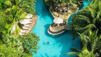 Una piscina al aire libre, tumbonas