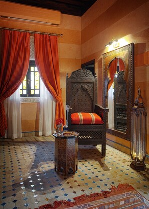 Suite – junior | Sengetøy i egyptisk bomull, memory foam-senger og minibar