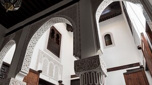 An interior with ornate arches and columns, featuring intricate geometric and floral patterns. - Algilà Fes Riad Medina Charme Hotel Spa (Fes)